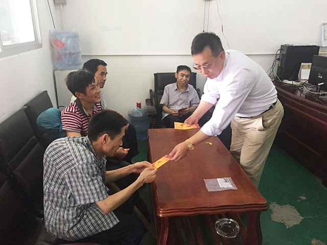 慰问残疾员工